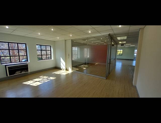 225M² OFFICE TO LET IN LYME PARK